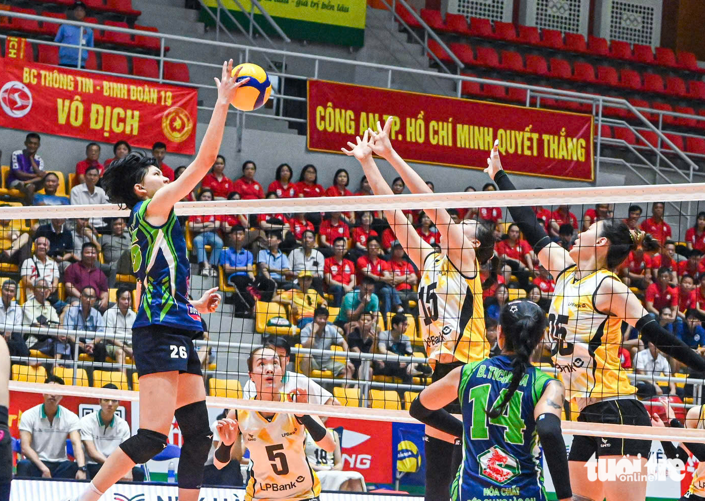 Bóng chuyền nữ: Trở về từ Nhật, Bích Thủy tỏa sáng giúp Hóa Chất Đức Giang thắng giòn giã