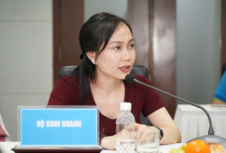 Chị Ngọc Dung, chủ hộ kinh doanh đặt câu hỏi tại tọa đàm - Ảnh: A.H