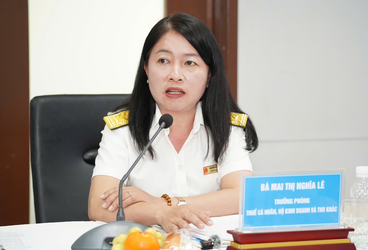 Bà Mai Thị Nghĩa Lê, Trưởng phòng Thuế cá nhân, hộ kinh doanh và thu khác (Thuế TP.HCM) trả lời câu hỏi của hộ kinh doanh - Ảnh: A.H