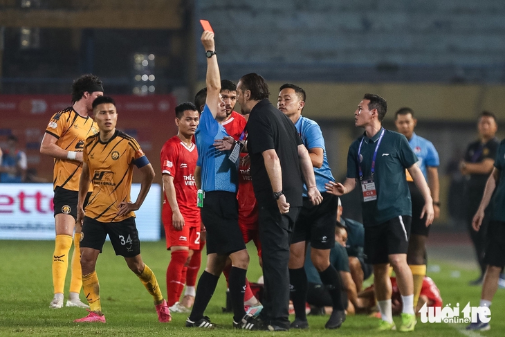Thể Công - Viettel thắng chật vật Thanh Hóa trong ngày HLV Popov bị thẻ đỏ