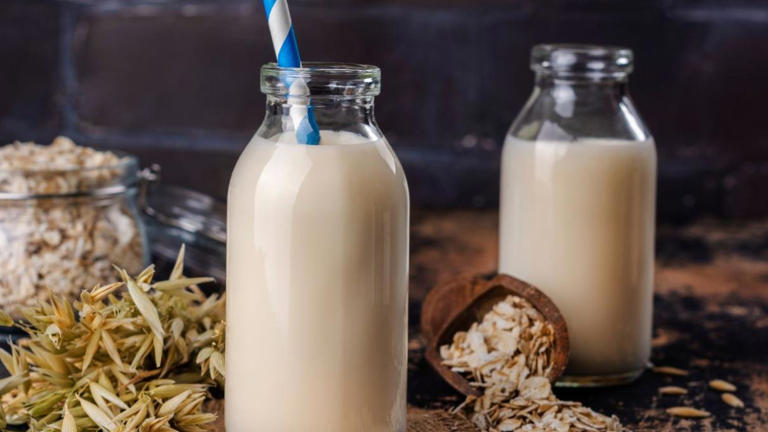 Refrescante agua de horchata de avena para el calor, receta cremosa sin lácteos