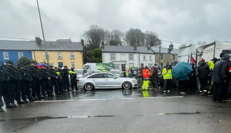 Tensions at Whitegate: Garda Public Order Unit leave refinery as stand ...