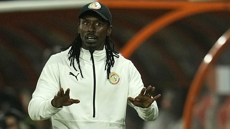 Aliou Cissé depuis la ligne de touche lors du 8e de finale de la CAN opposant le Sénégal à la Côte d'Ivoire, au stade Charles Konan Banny de Yamoussoukro, le 29 janvier 2024