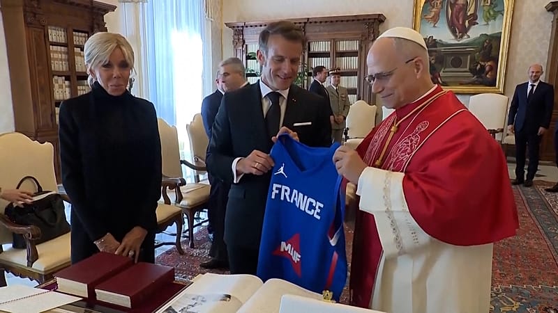 La rencontre entre Emmanuel Macron et le pape Léon XIV en images