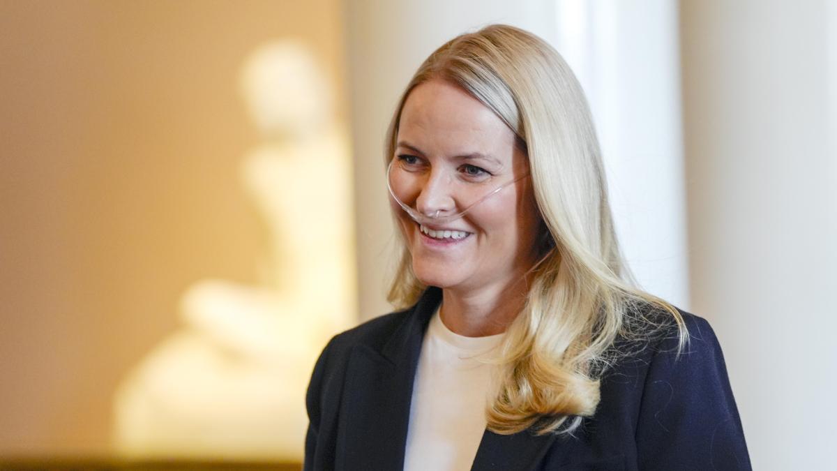 Mette-Marit retoma su agenda con una cánula nasal y a la espera de un  trasplante