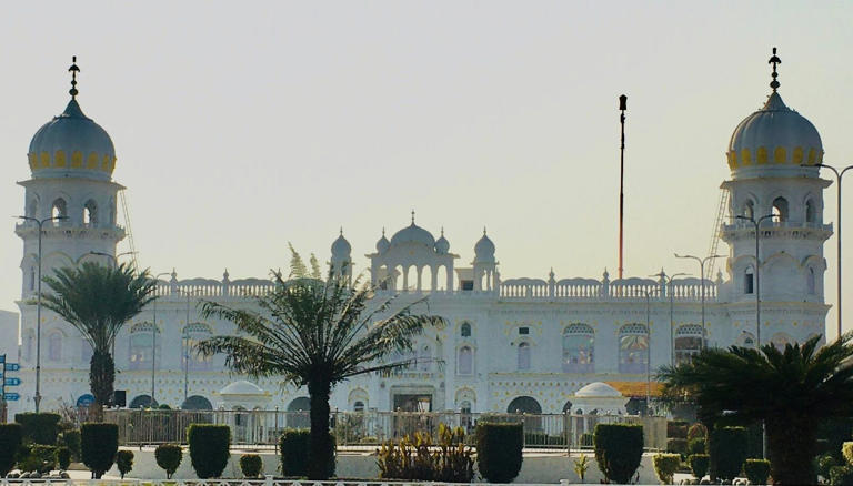 Sikh jatha crosses over to Pakistan to mark birth anniversary of Khalsa ...