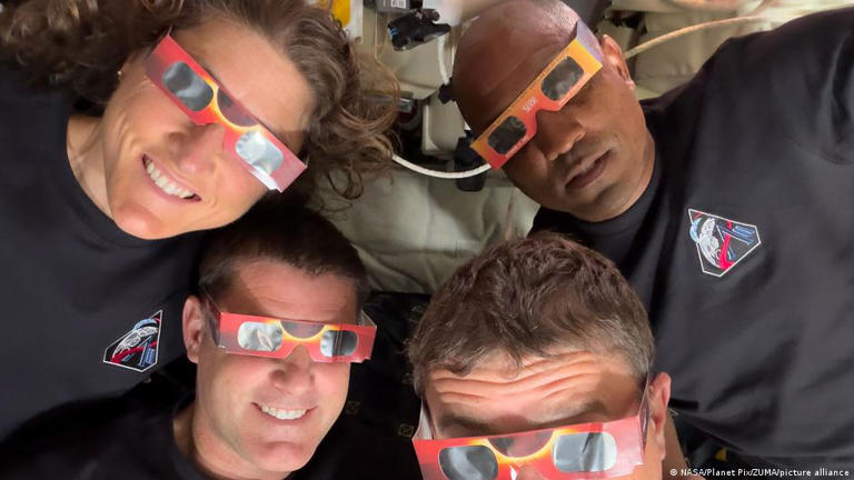 Astronautas usaram óculos especiais para observar o eclipse solar