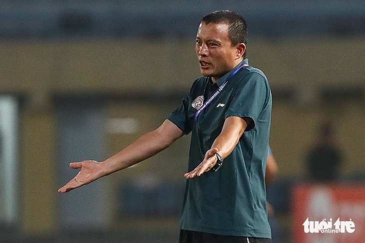 Trợ lý HLV Popov chê trọng tài FIFA xử sự không đúng đắn