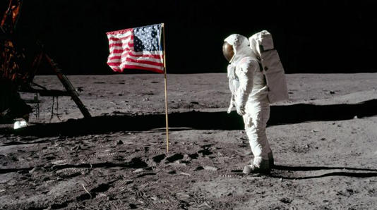 A missão Apollo 11 conseguiu o primeiro pouso tripulado na Lua, em 20 de julho de 1969. O comandante da missão, Neil Armstrong (1930-2012), foi o primeiro homem a caminhar sobre a Lua: “Um grande salto para a Humanidade”. Foto: NASA/Reprodução