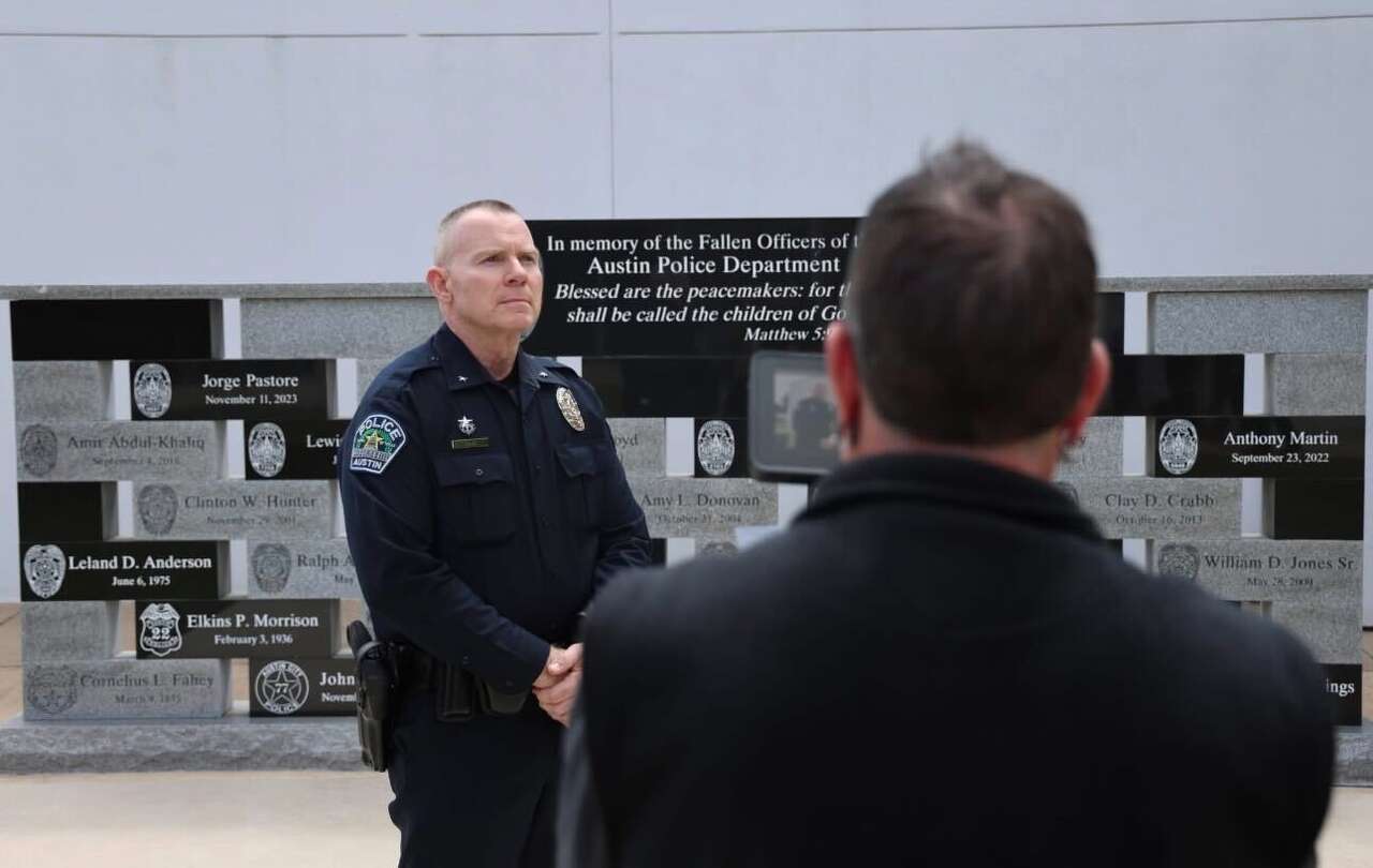 Country legend George Strait gets Texas-sized assist from local police ...