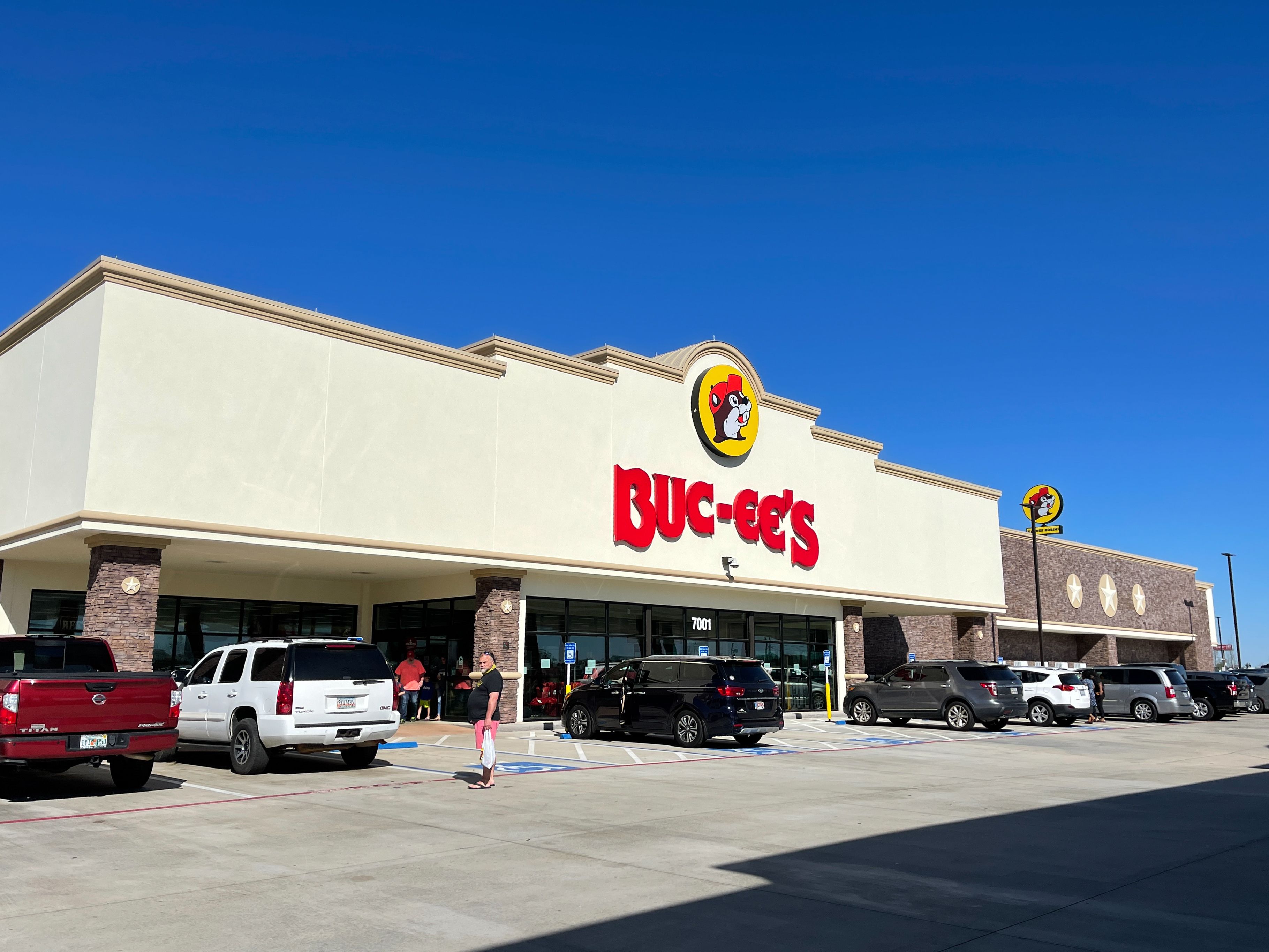 Buc-ee's grand opening repairs tension with Canadians as visitors ...
