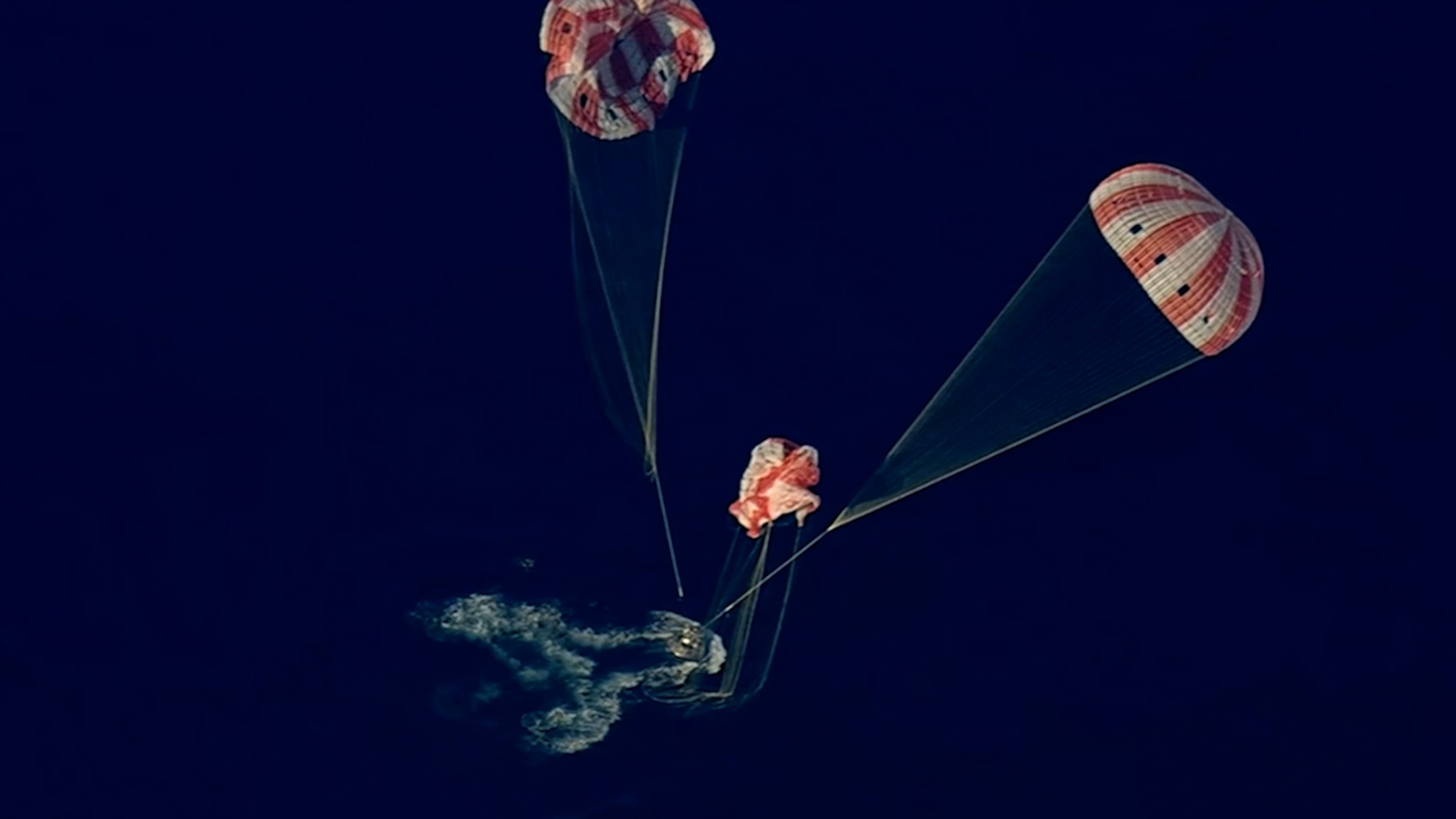 Crew splashes down in Pacific Ocean after historic mission
