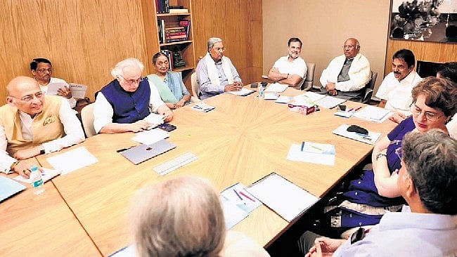 Karnataka CM Siddaramaiah attends CWC meet; to seek separate ...