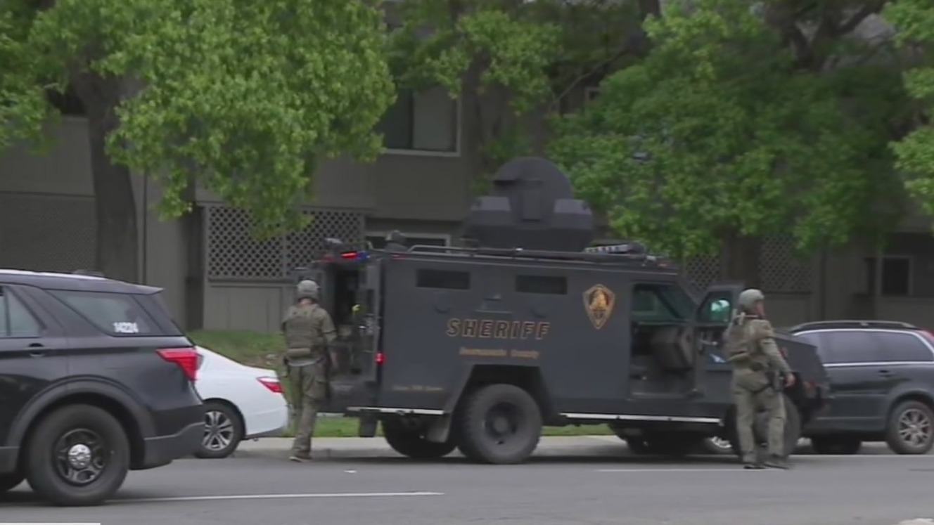 Law enforcement gathers outside apartment complex after Natomas High ...
