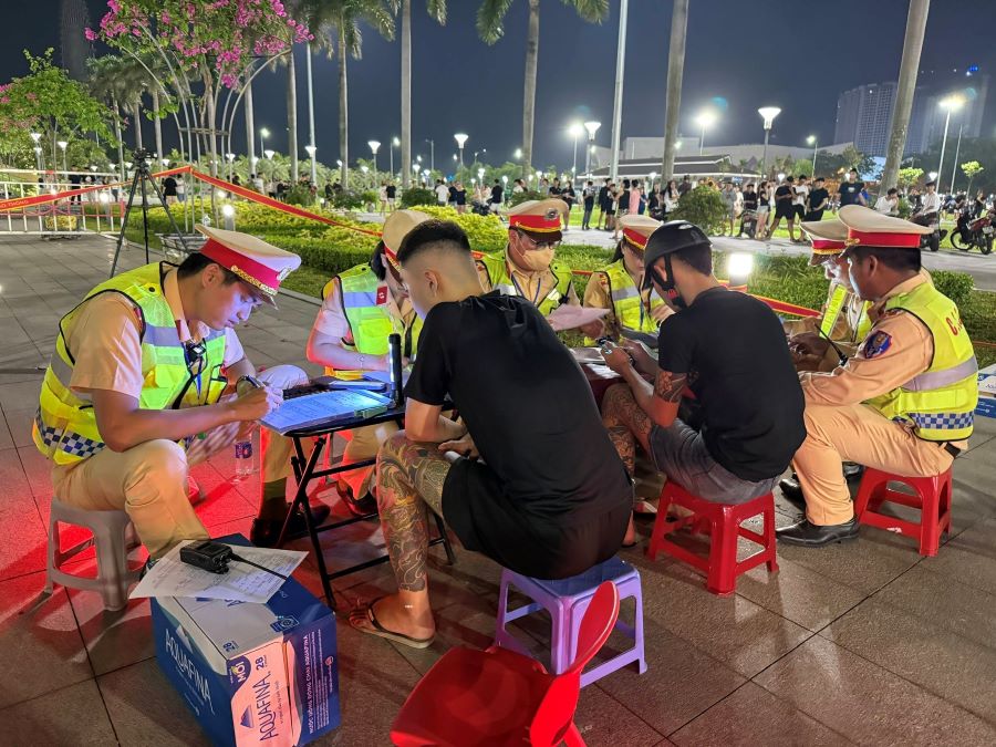 Công an Đà Nẵng ra quân trong đêm, ngăn chặn thanh thiếu niên tụ tập gây rối trật tự