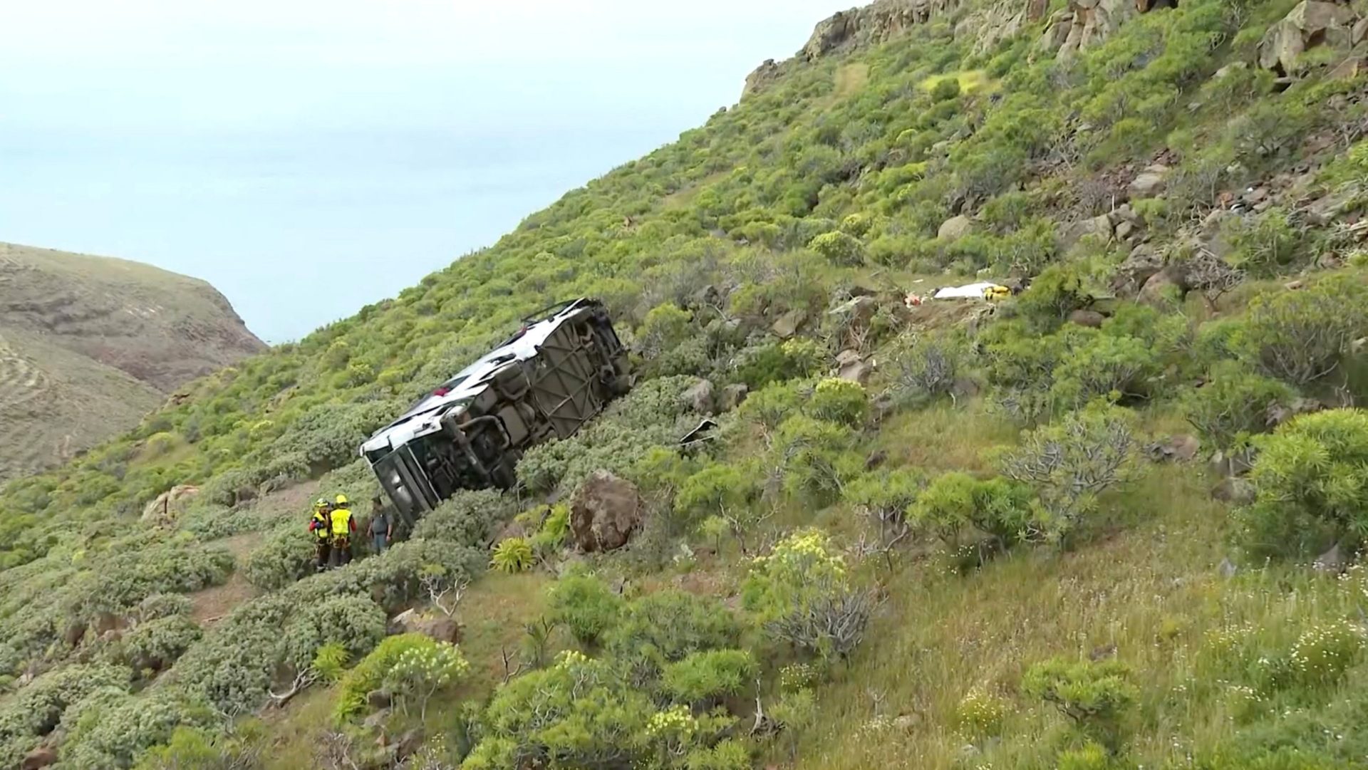 Man dead and 27 injured after bus carrying British tourist crashes in Canary Islands<br><br>
