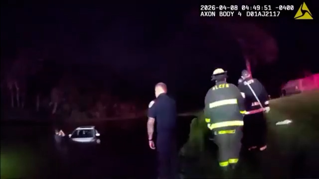 Video: Florida officers pull elderly couple from car that crashed into pond