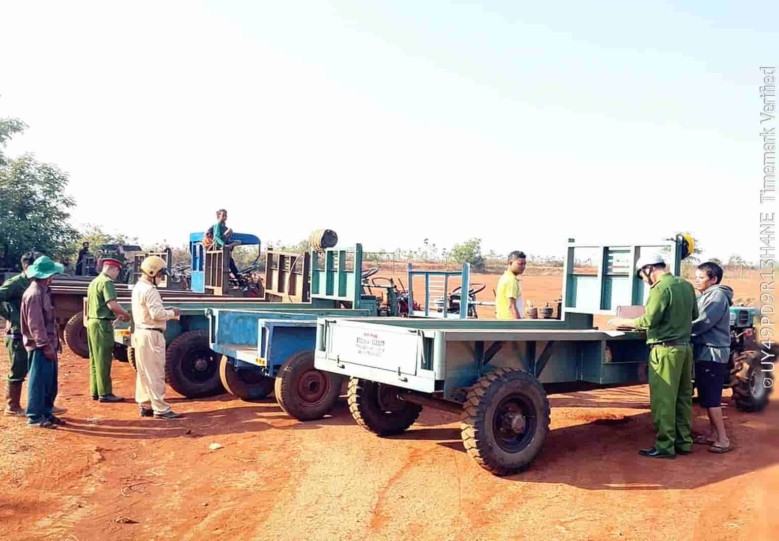 Chủ xe công nông phải cam kết không chở người phía sau thùng xe