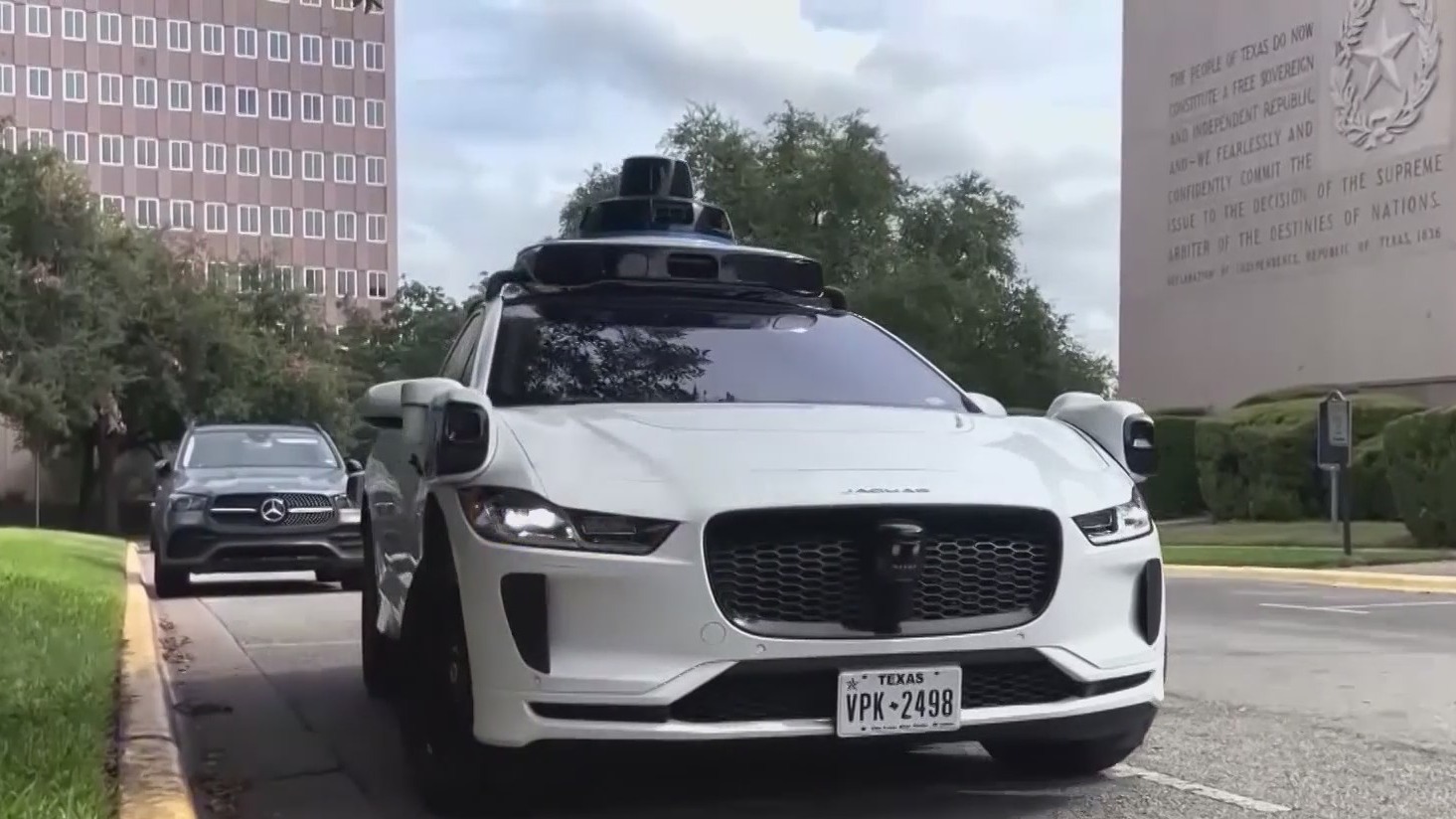 Waymo, Waze start Austin pothole-mapping pilot program