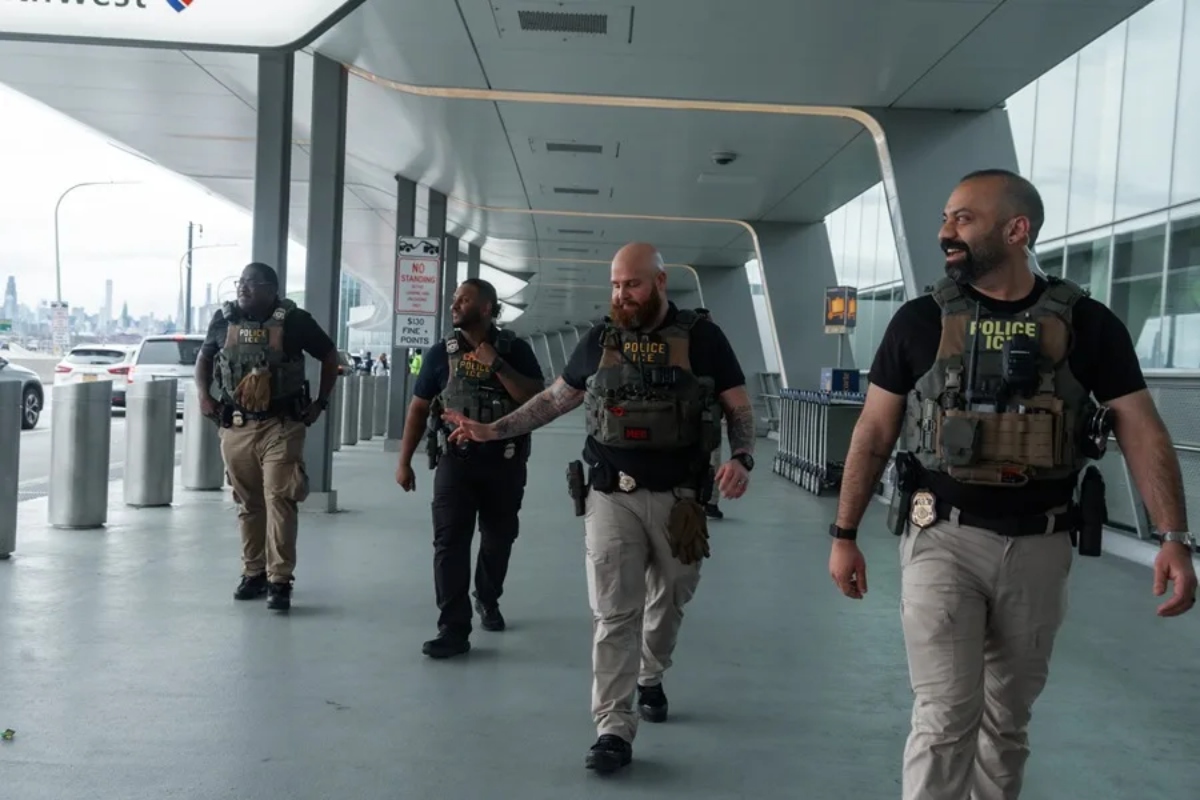 ICE se repliega en aeropuertos mientras continúan operativos migratorios