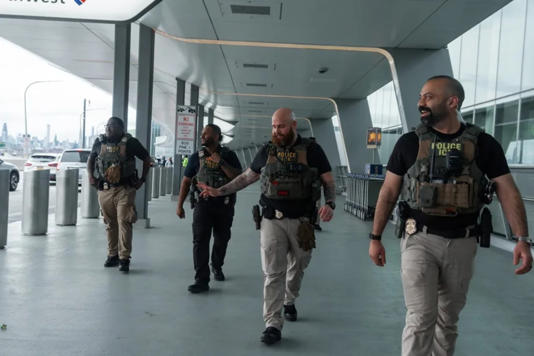 ICE se repliega en aeropuertos mientras continúan operativos migratorios