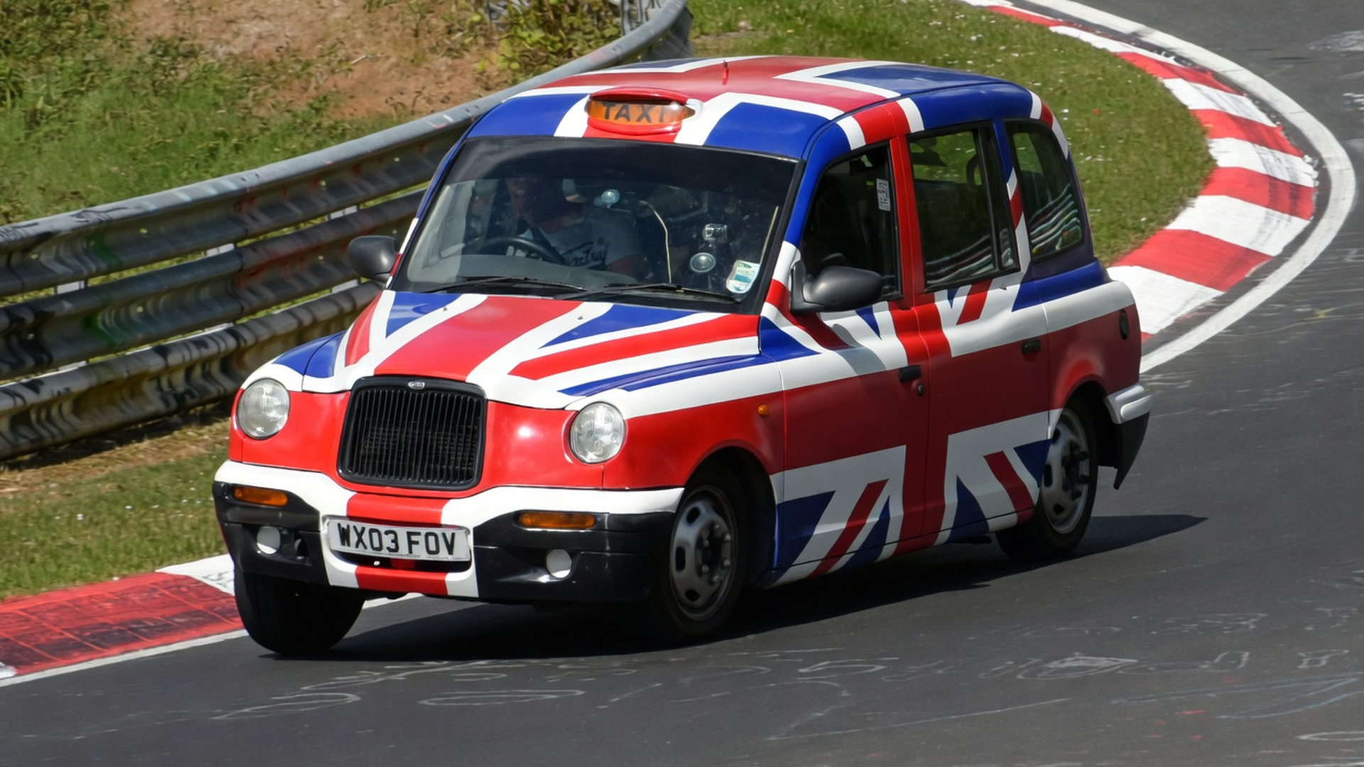 Londense taxi verrast met snelheid op Nürburgring