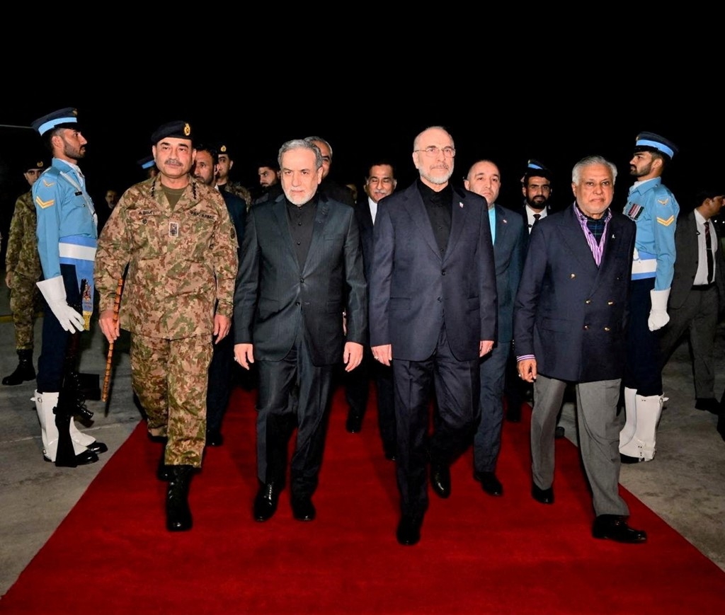 Phái đoàn Iran tới sân bay Islamabad đêm 10/4. Ảnh: Bộ Ngoại giao Pakistan