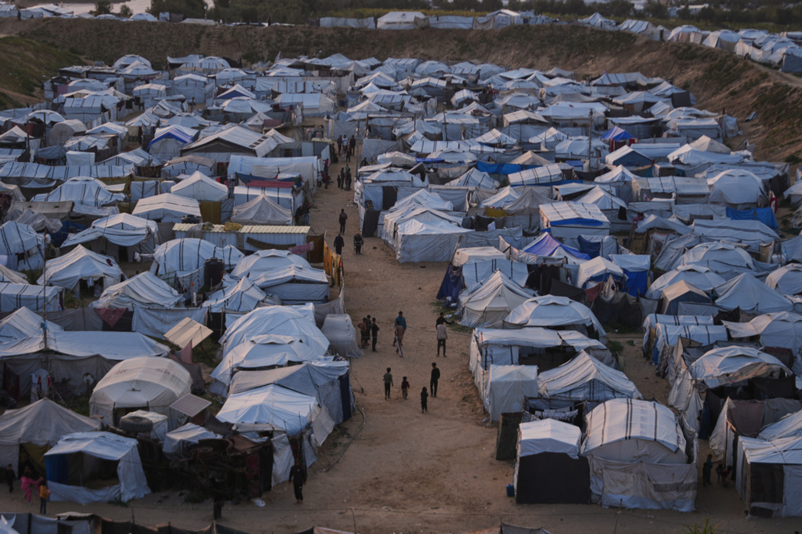 Gaza displaced families remain in tents: Promised reconstruction fails ...