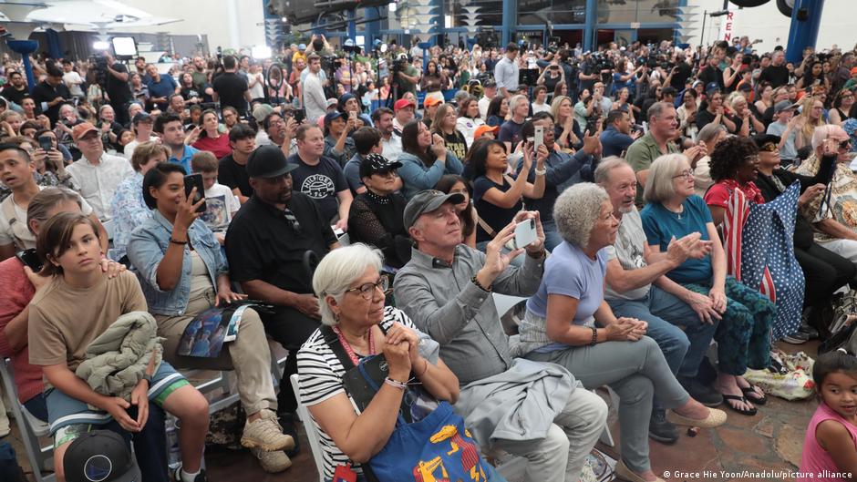 Fãs se reuniram para assistir ao pouso da Artemis 2 no Museu de Ar e Espaço de San Diego, na Califórnia