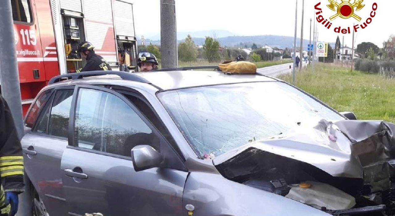 Auto esce di strada e si schianta su un cancello e un palo: ferito il ...