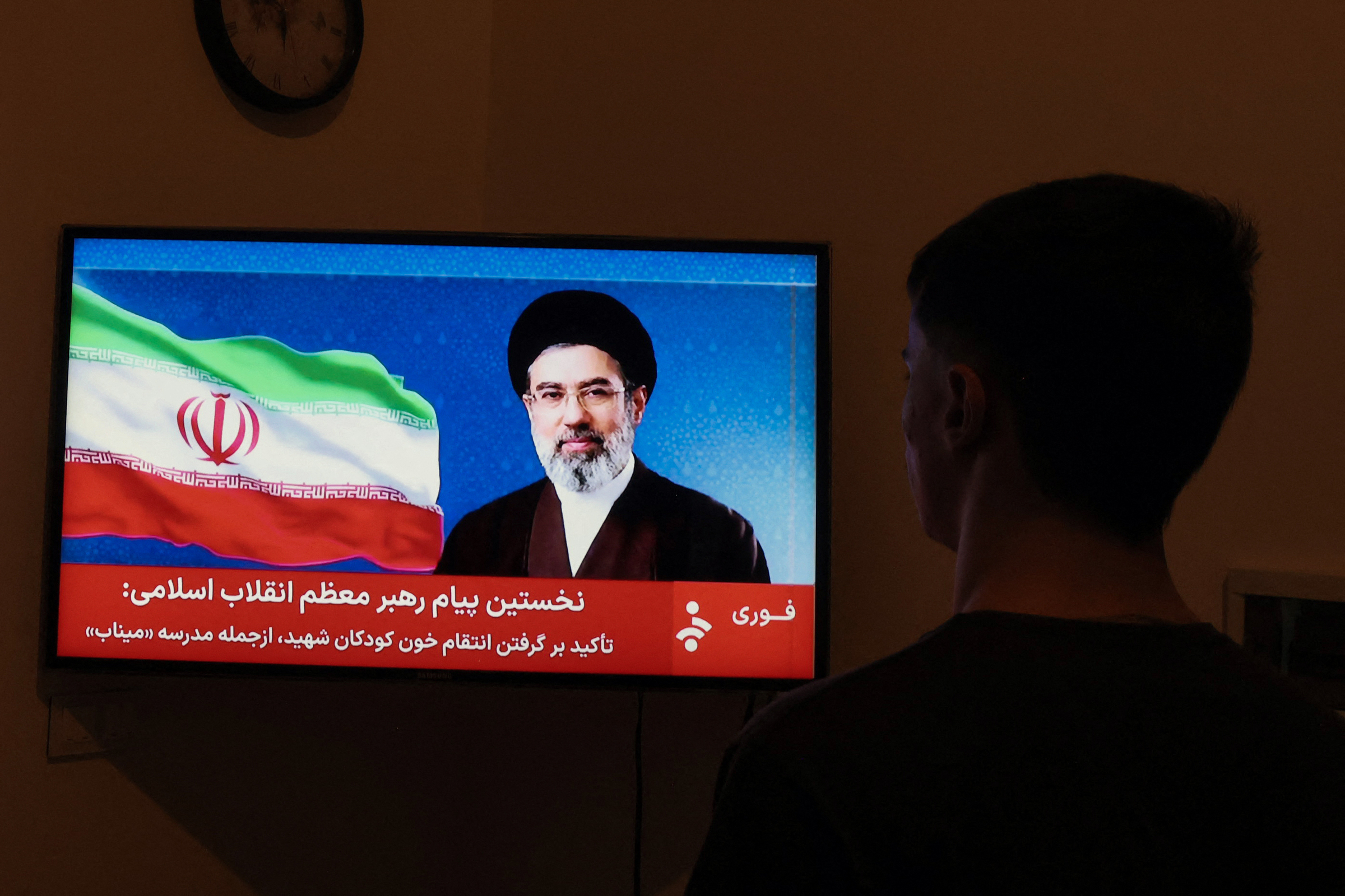 Người dân theo dõi thông điệp của tân Lãnh tụ Tối cao Iran Mojtaba Khamenei tại Tehran ngày 12/3. Ảnh: AFP