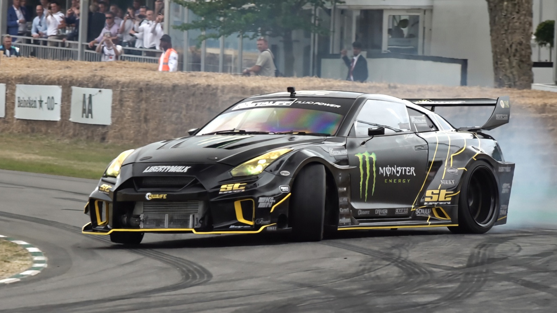 Liberty Walk Nissan R35 GT-R: Drifts auf der Bergrennstrecke