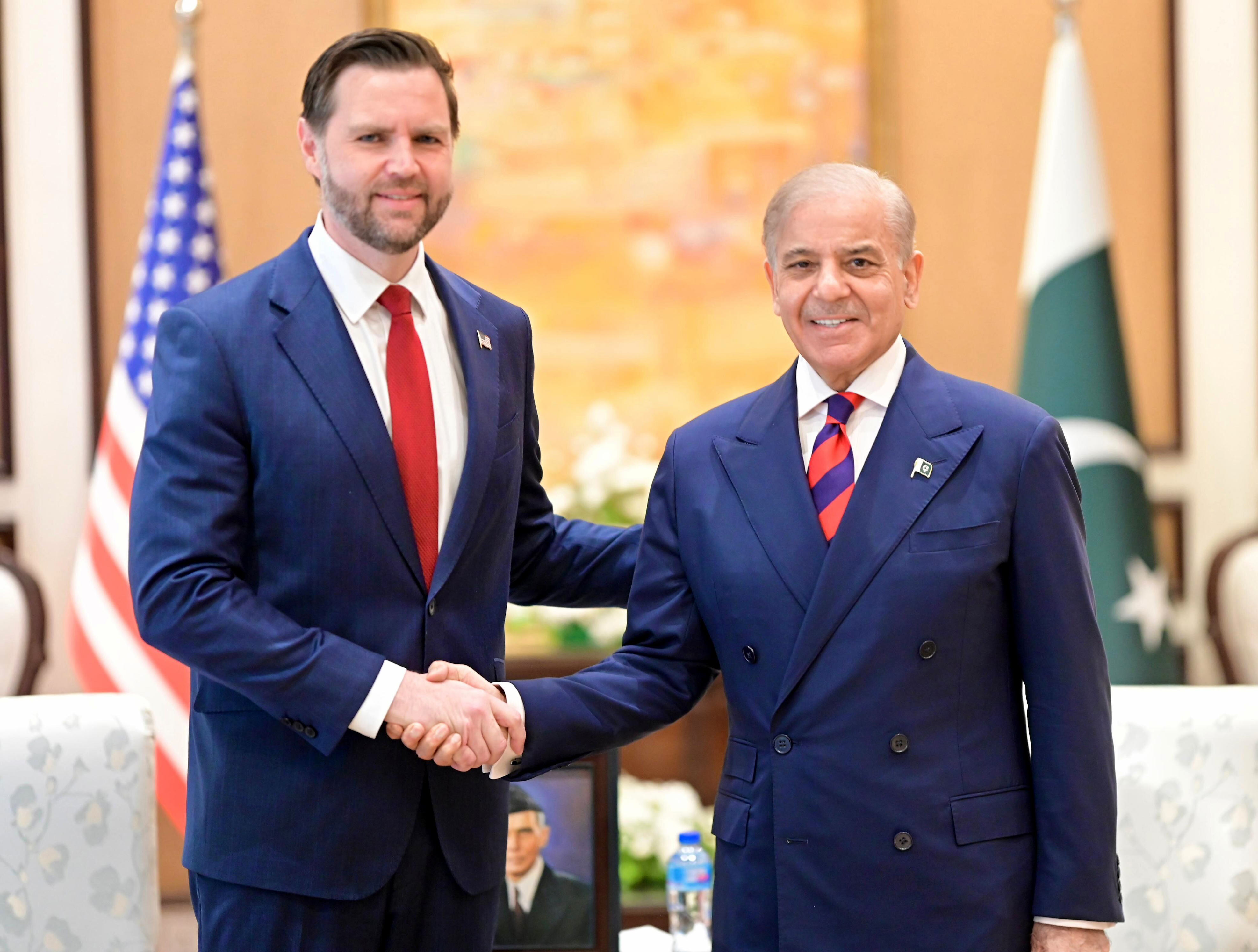 El vicepresidente JD Vance estrecha la mano del primer ministro pakistaní Shehbaz Sharif, este sábado.