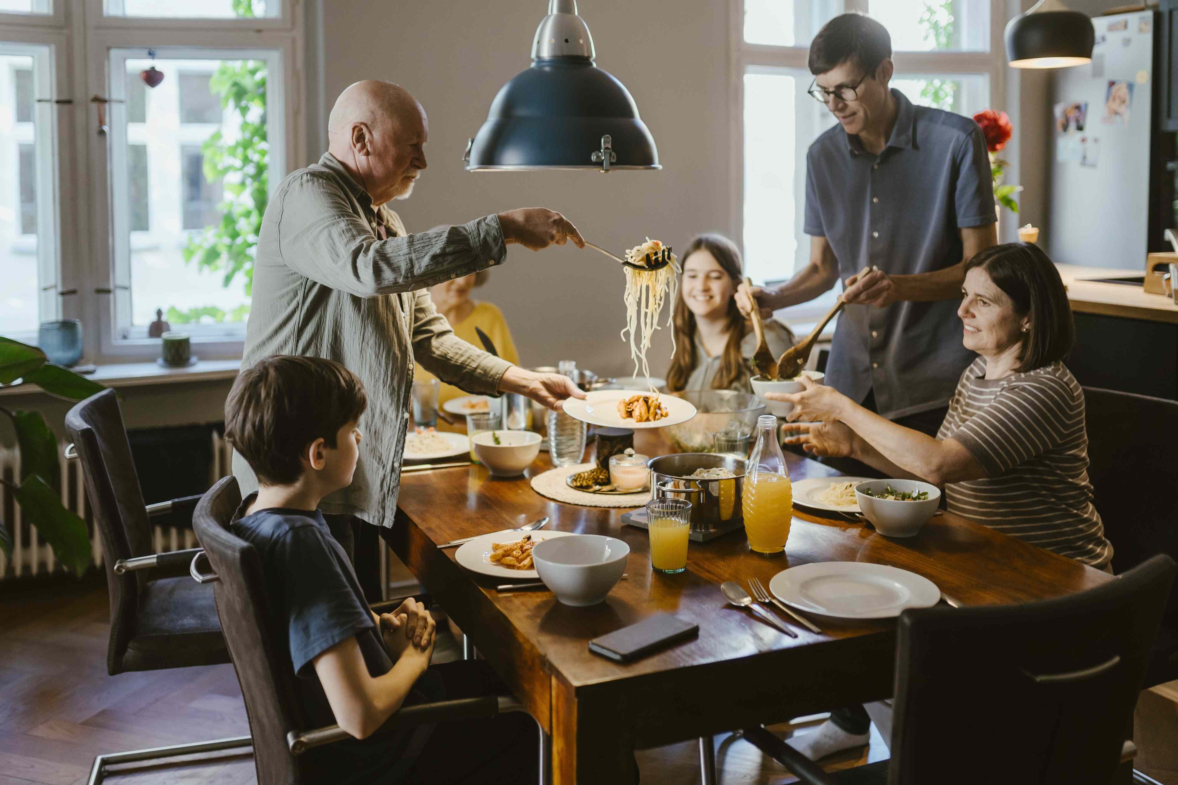 Does eating together really matter? Why experts say family meals can help kids thrive