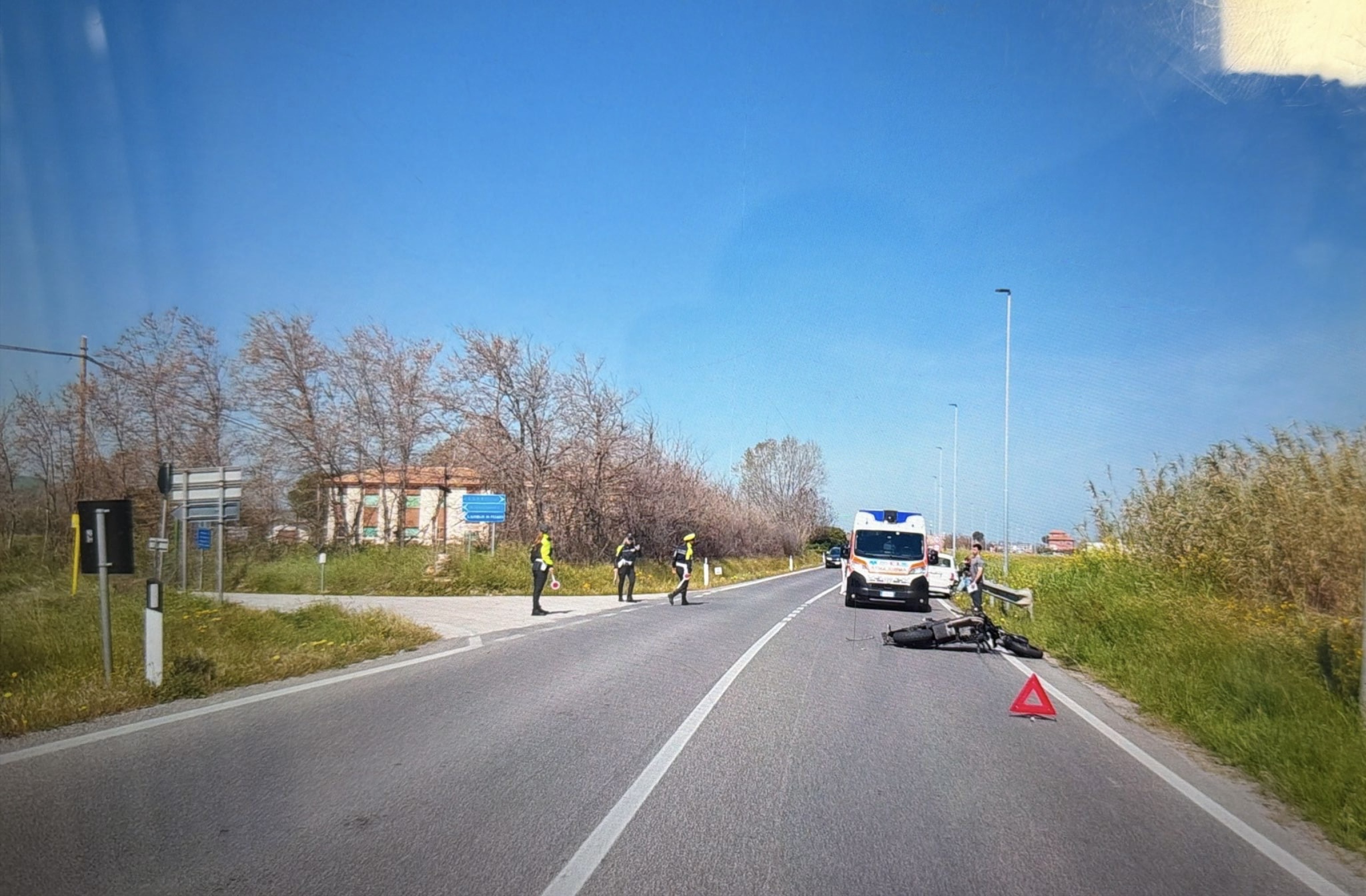 Incidente tra un'auto e una moto a Fano, grave il motociclista