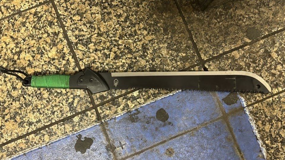 3 people stabbed and suspect fatally shot by officer on subway platform at Grand Central, police say<br><br>