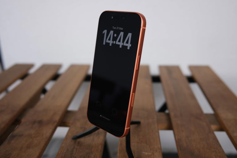 Apple was right: Ceramic Shield 2 is much better than every iPhone ...
