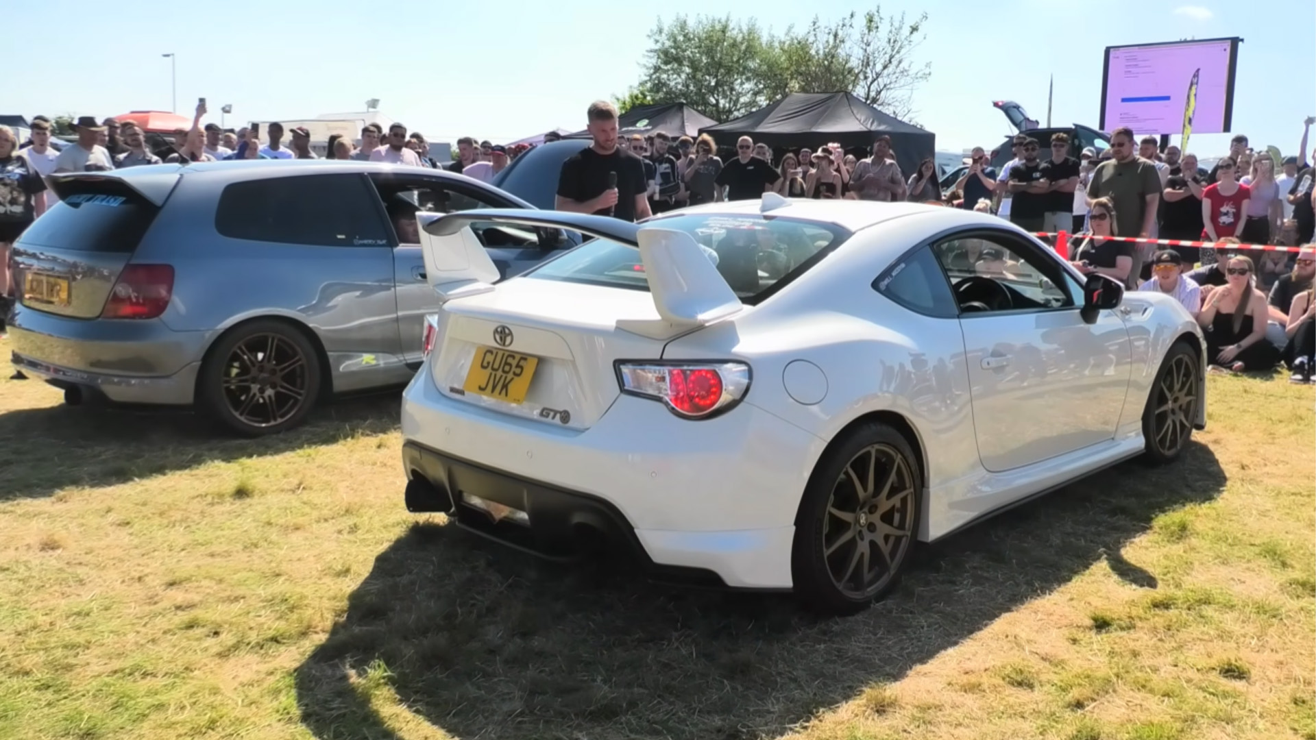 Toyota GT86 vs Civic Type R rev battle sounds wild