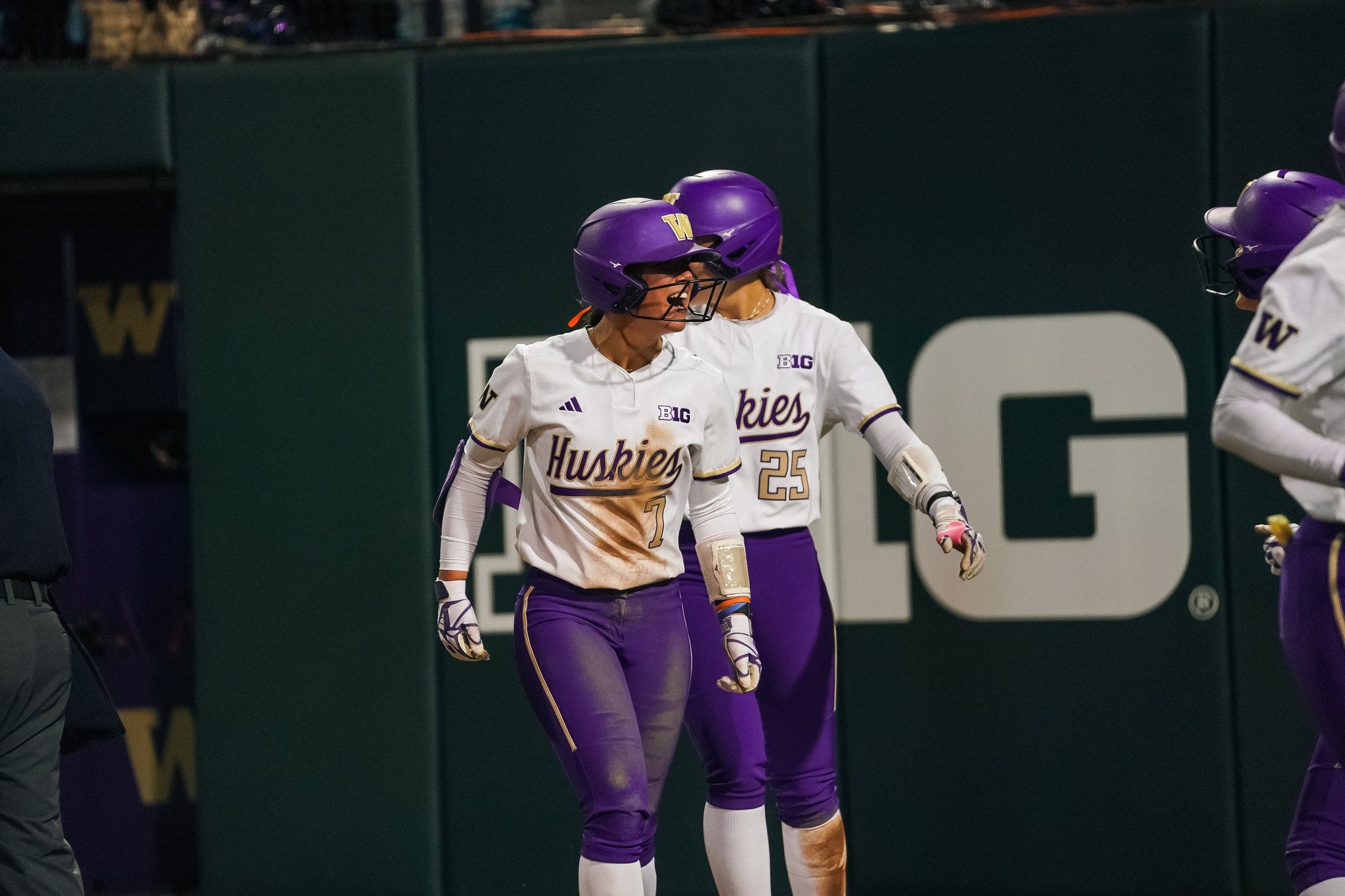 DeBoer, Burdick power Washington softball to 8-6 win over Minnesota