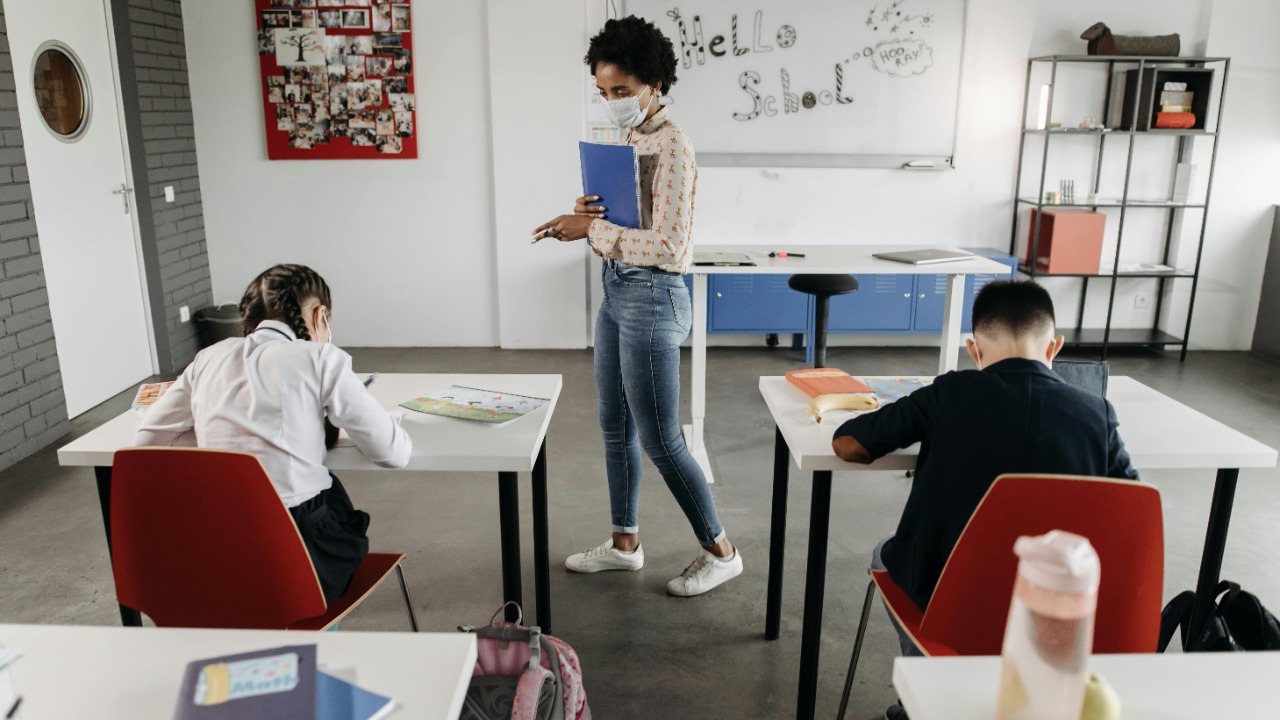 US schools roll back classroom screens after learning setbacks emerge