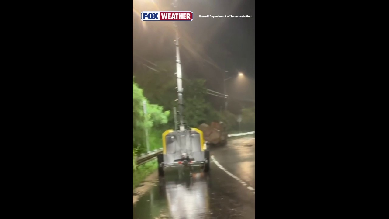 Massive boulders block highway as heavy rain comes down on Hawaii