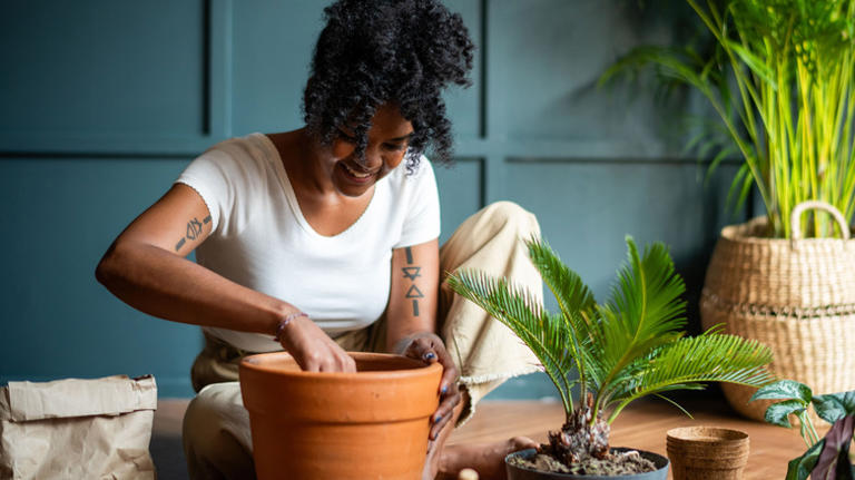 Turn scrap wire into the cutest charm for your plant pots