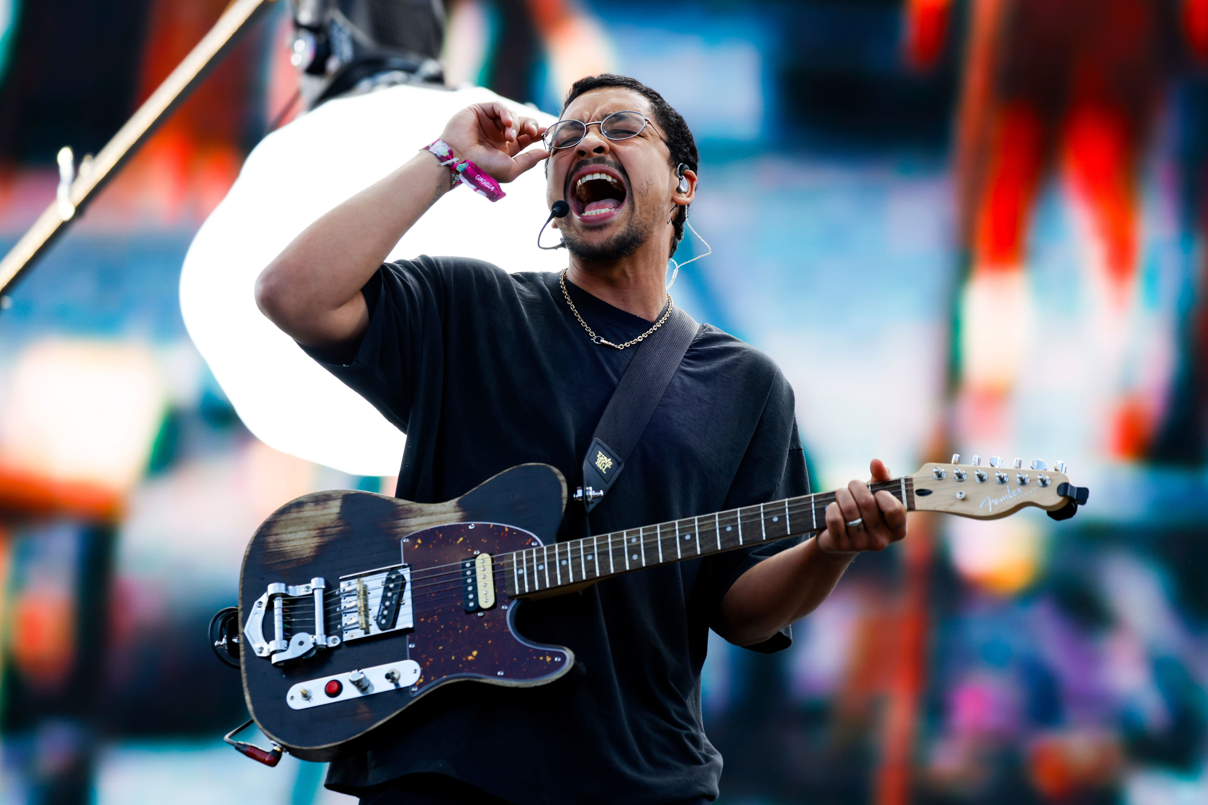 Watch Dijon bring out Mk.gee at Coachella 2026