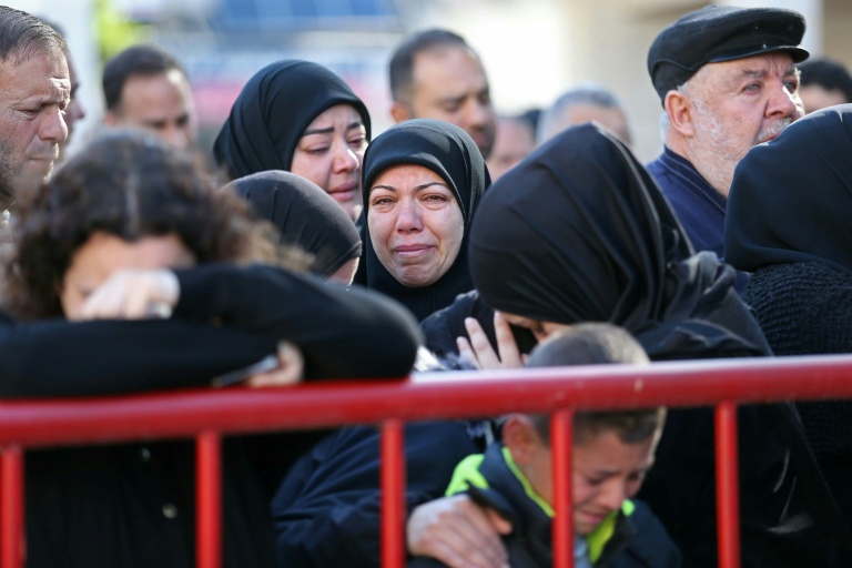 Participantes do funeral de um integrante da agência de Segurança do Estado do Líbano morto em um ataque de Israel choram em Sidon em 11 de abril de 2026