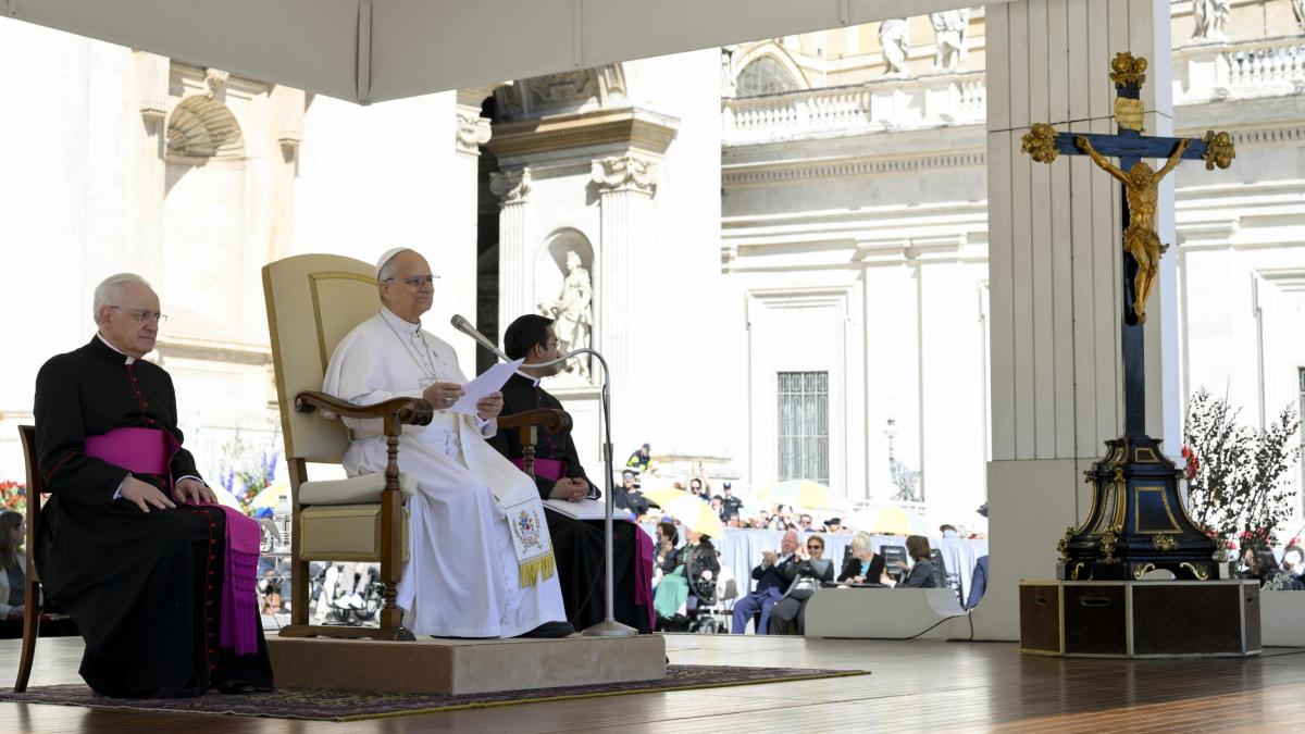 El papa León XIV preside la vigilia de oración por la paz en la ...