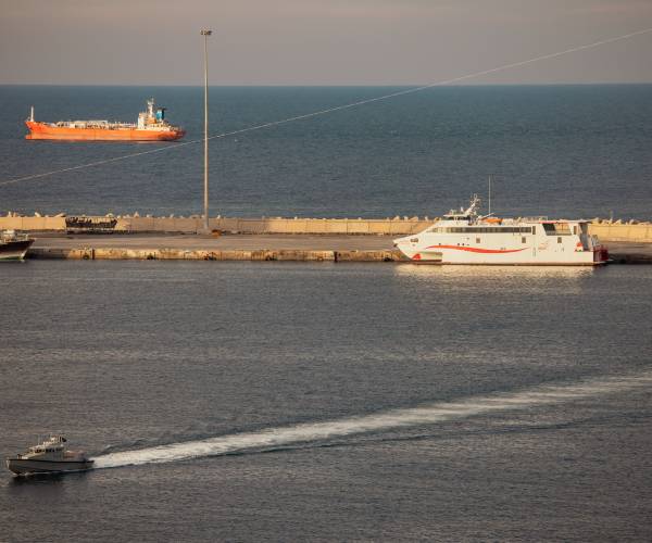 Iran issues threat after US warships transit Strait of Hormuz<br><br>