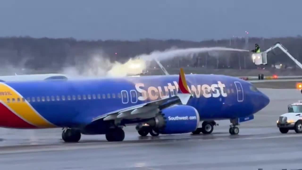 JetBlue Airbus A320 de-iced at Rochester Airport before departure