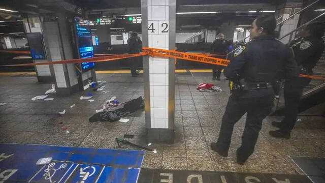 Machete attack in Manhattan subway leaves three injured and suspect dead