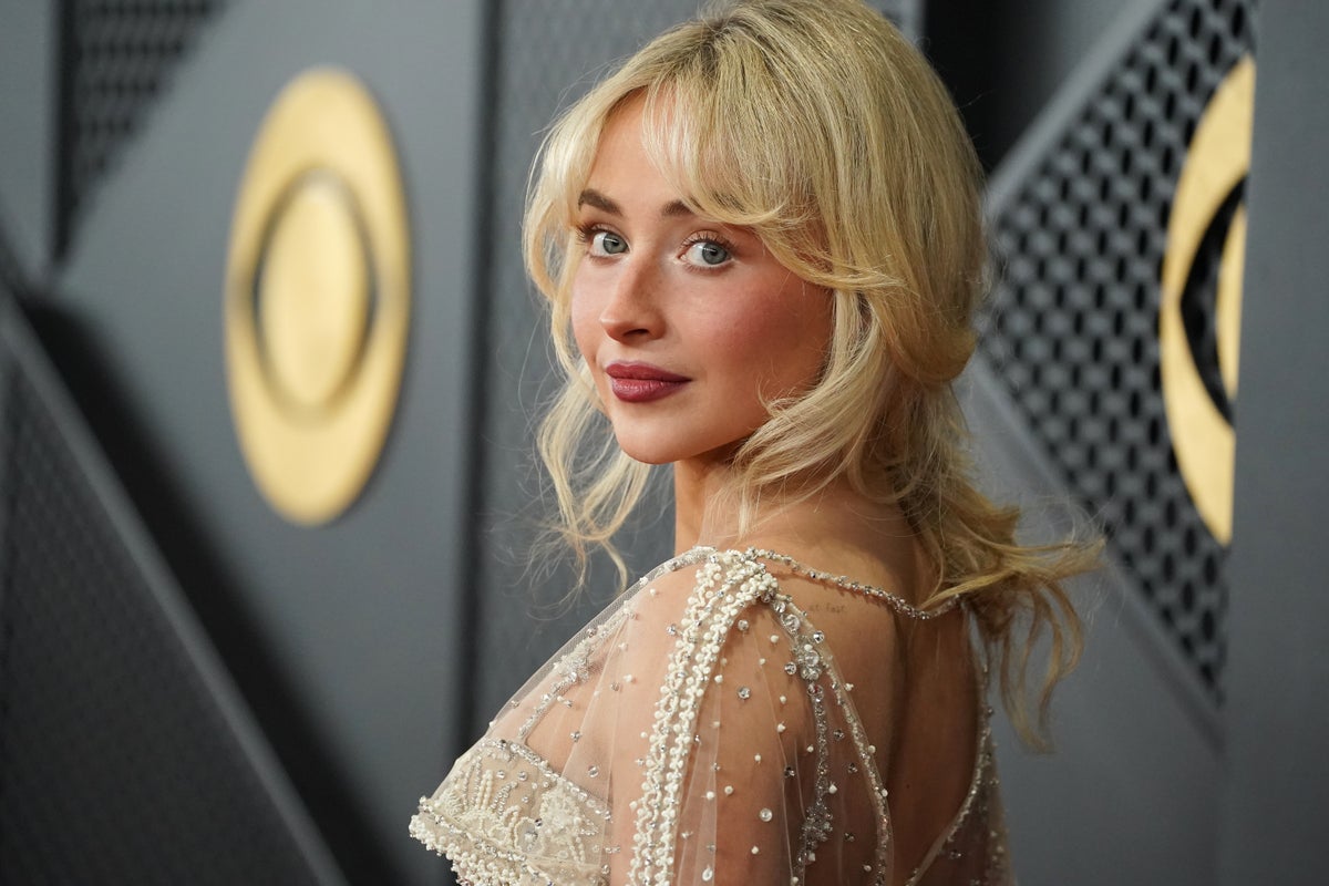 Sabrina Carpenter ignites debate after fan interrupts her at Coachella<br>