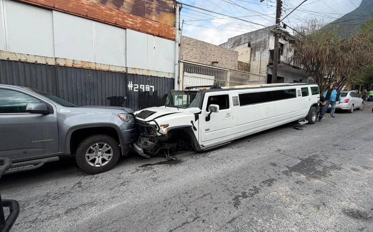 Limusina se queda sin frenos y deja varios vehículos dañados en Guadalupe